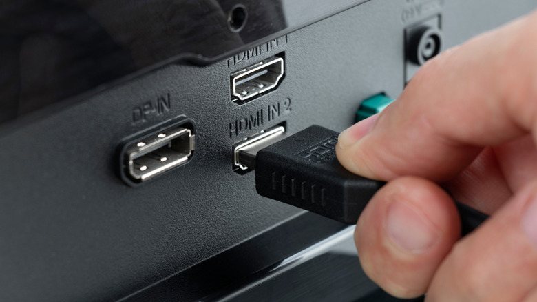 Televizyonun arkasına HDMI kablosu takılıyor